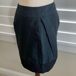 Sz 2 BCBG Maxazria skirt with pockets and slit in back